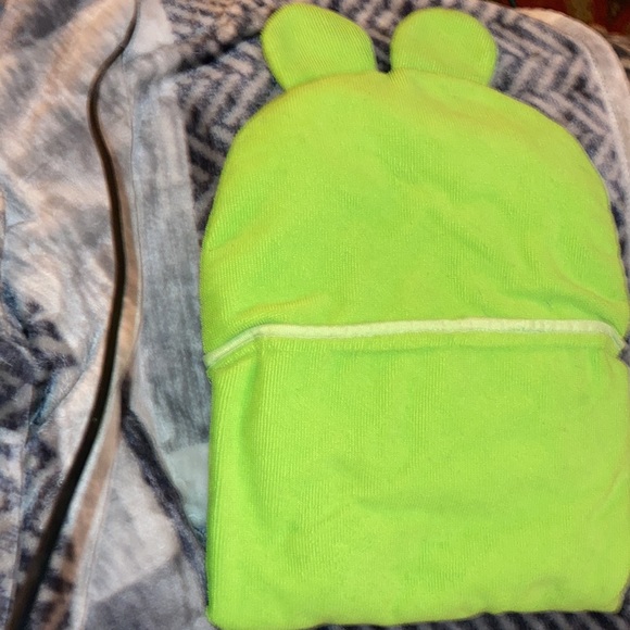 GUC CHILD TOWEL THAT FOLDS INTO A FROG & HAS A HAT FOE WET HAIR CHILD WILL LOVE - Picture 3 of 5